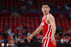 杨毅：高诗岩不敢投啊 落后十来分别有包袱 你越不投对手收得越小