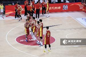有王俊杰&杨瀚森但不会用！中国男篮惨败日本19分 问题出在哪了？