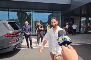 满面红光！记者：阿莫林抵达利纳特机场，即将开启米兰执教生涯
