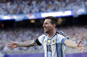 在两届世界杯都至少参与10球，仅梅西和姆巴佩在近两届做到